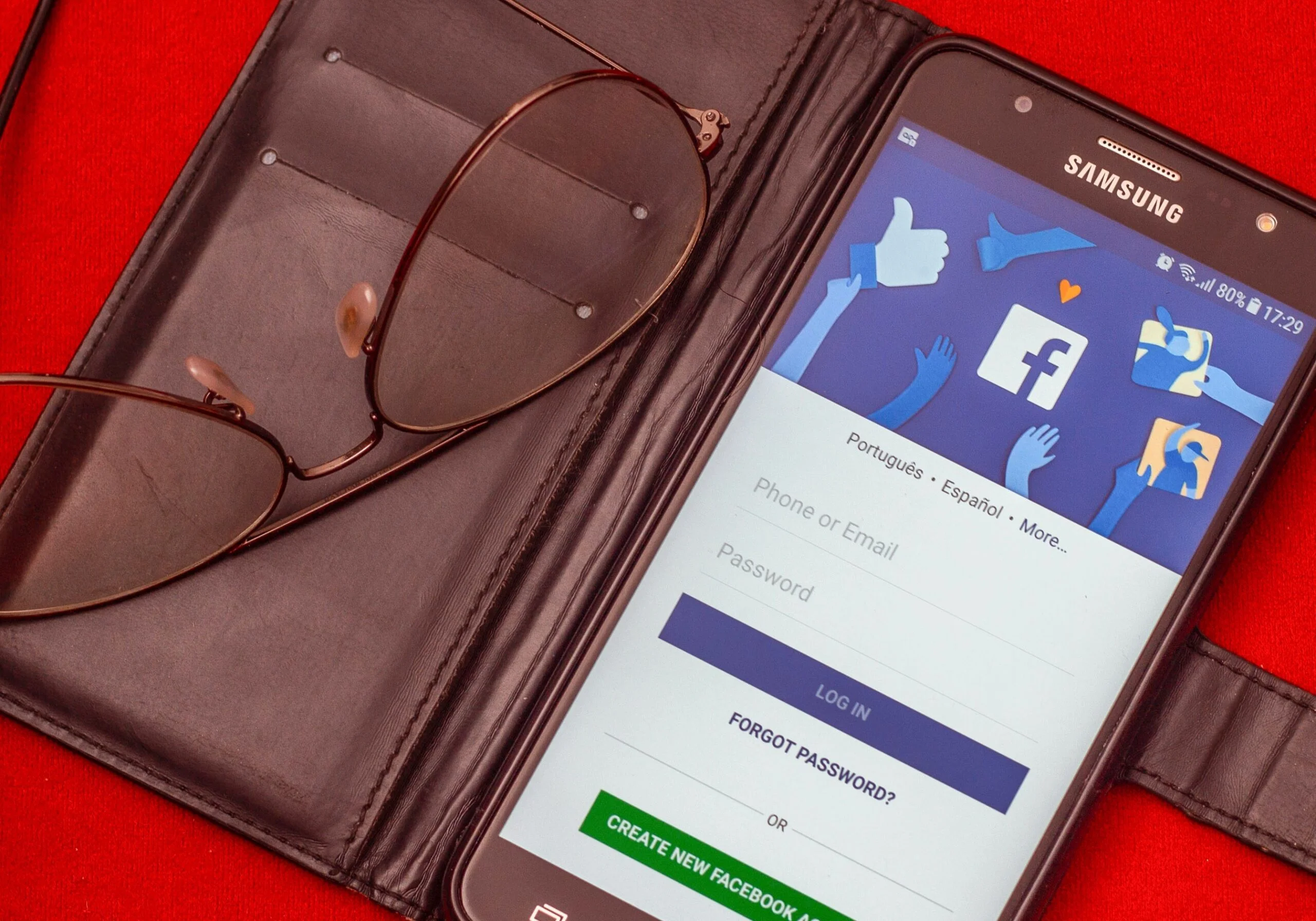 How Much Daily Activity on the Facebook App Consumes Data Traffic on Smartphones?